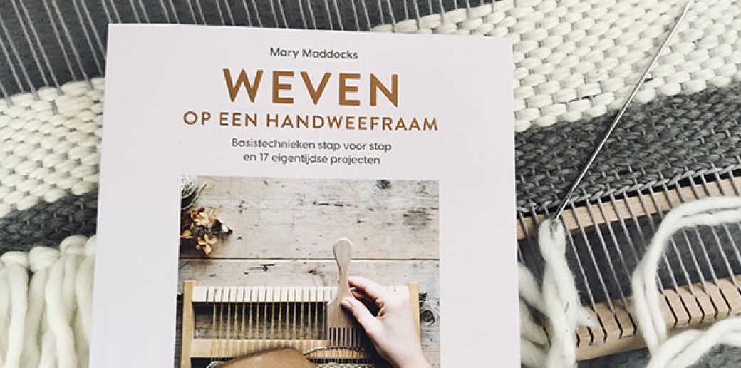 Weven op een handweefraam